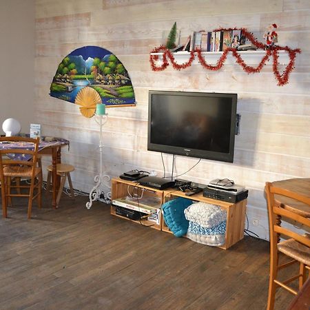 Grande Chambre Familiale Pour 2 A 5 Personnes Lägenhet Chef-Boutonne Exteriör bild