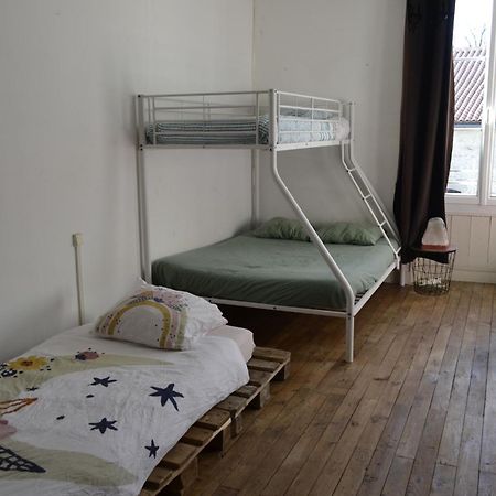 Grande Chambre Familiale Pour 2 A 5 Personnes Lägenhet Chef-Boutonne Exteriör bild